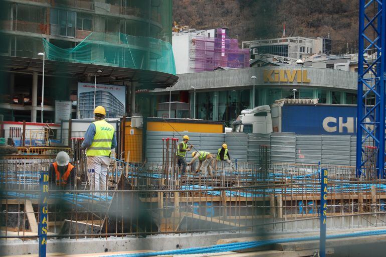Operarius en un edifici de nova construcció a Escaldes.