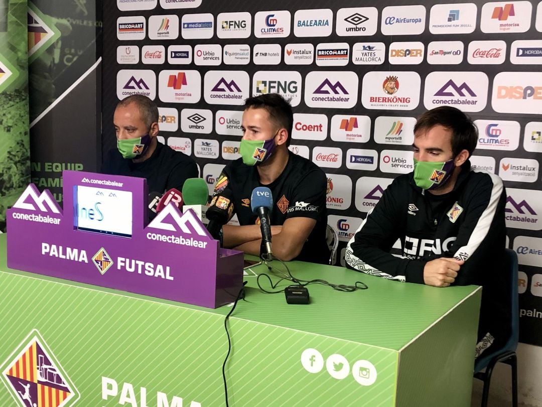 Marlon, en rueda de prensa junto a Antonio Vadillo (izquierda) y Carlos Barrón (derecha).