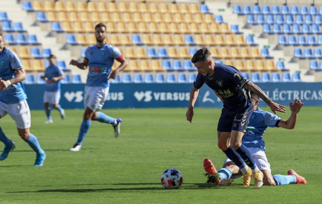 Javi Moreno zafándose de la defensa de El Ejido