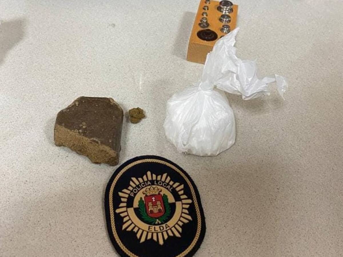 Policía Local de Elda intervienen 100 gramos de cocaína y hachís y más de mil euros a un joven que conducía un coche sin carné