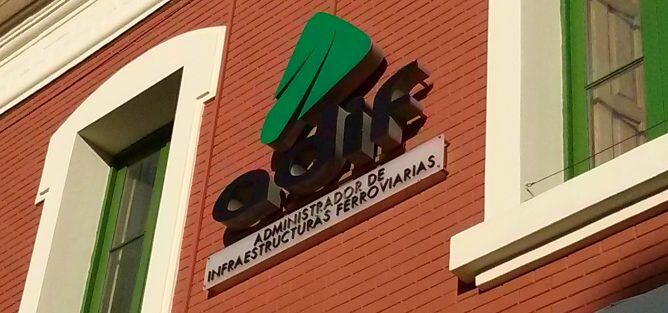 El logo d&#039;ADIF a l&#039;estació de Vilafranca del Penedès