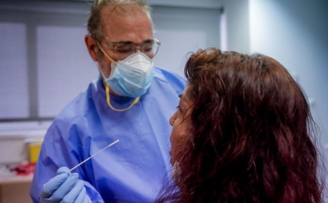 Un sanitario realiza una prueba PCR