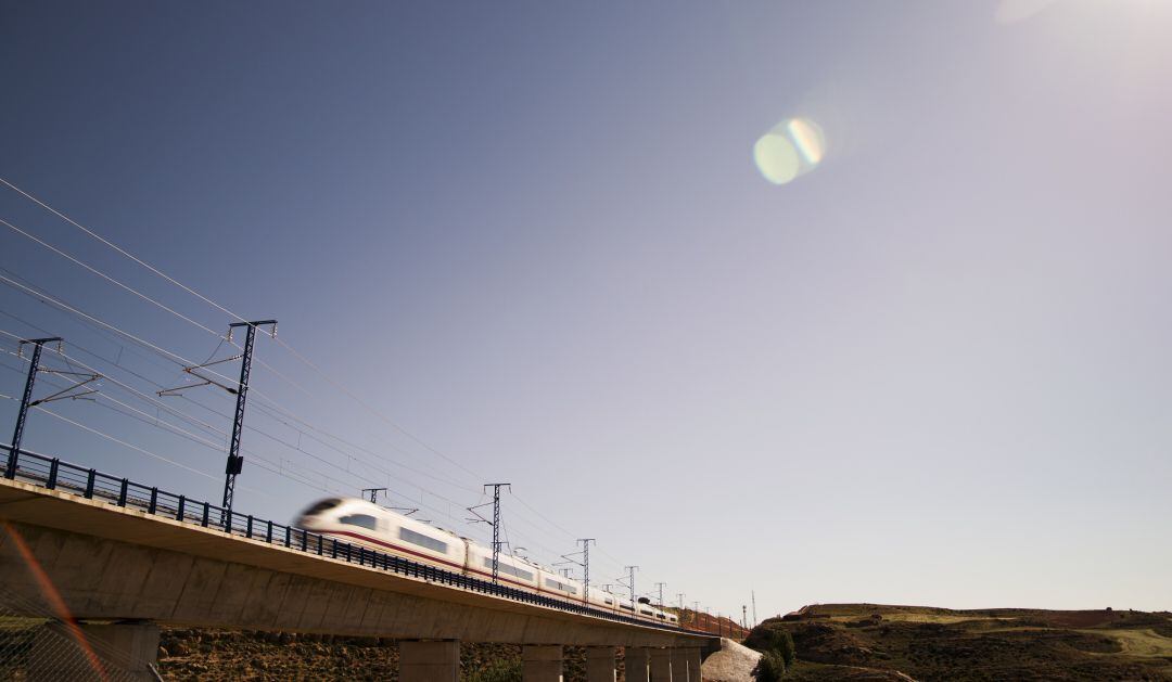 &#039;Jaén Merece Más&#039; pide discriminación positiva de Renfe hacia la provincia a la hora de implantar la delocalización de sus centros