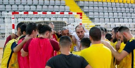 Eloy Alonso, en un tiempo muerto con su equipo del AEL Limassol Futsal