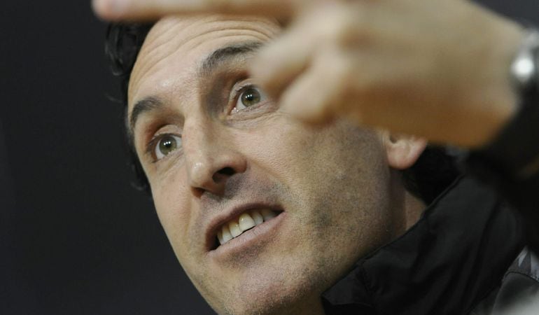 GRA250. SEVILLA, 13/02/2015.- El entrenador del Sevilla, Unai Emery, espera que su equipo pueda &quot;recuperar sensaciones que por momentos&quot; ha &quot;dejado de tener&quot; en las dos últimas derrotas en Liga, por lo que desea &quot;reforzar lo bueno que ha hecho&quot; y que se vea mañana con la visita al Sánchez Pizjuán del Córdoba. EFE/ Raúl Caro