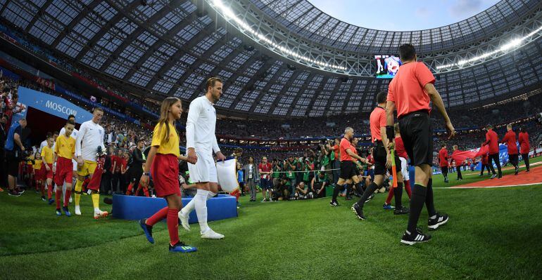 Harry Kane capitanea a Inglaterra justo antes del inicio de la semifinal del Mundial ante Croacia