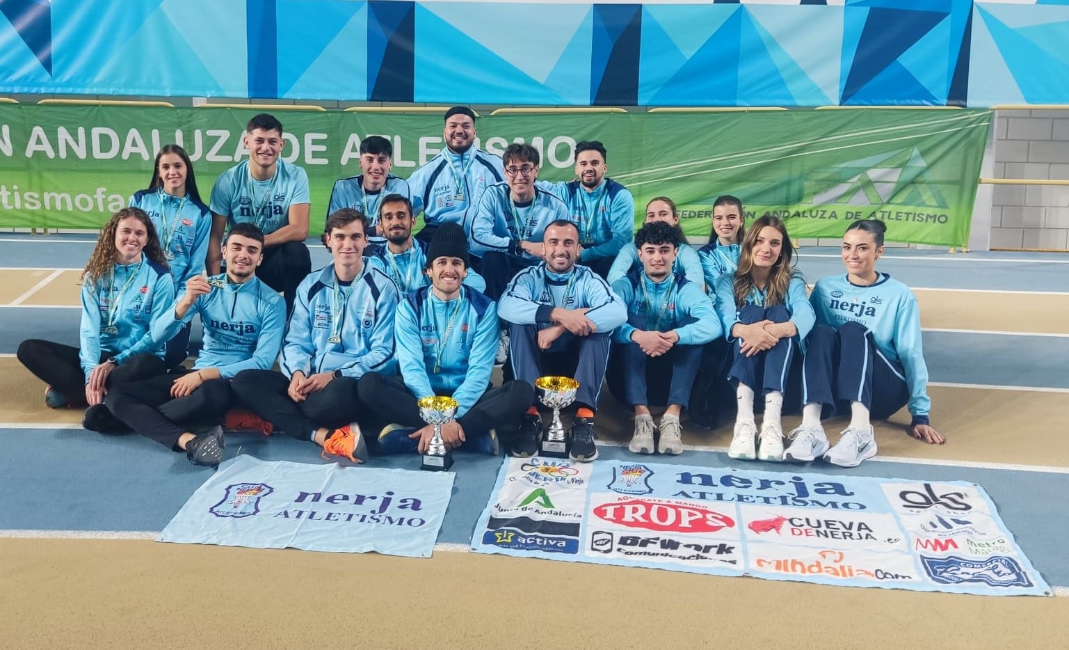 Los equipos del Trops Cueva de Nerja, que participaron en el Campeonato de Andalucía absoluto de pista cubierta en Antequera