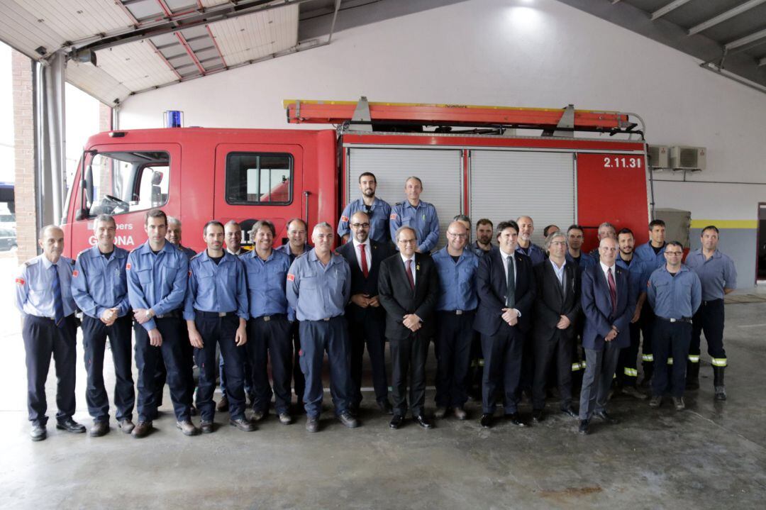 Foto de família del president de la Generalitat i el conseller d'Interior al parc de Bombers de Girona