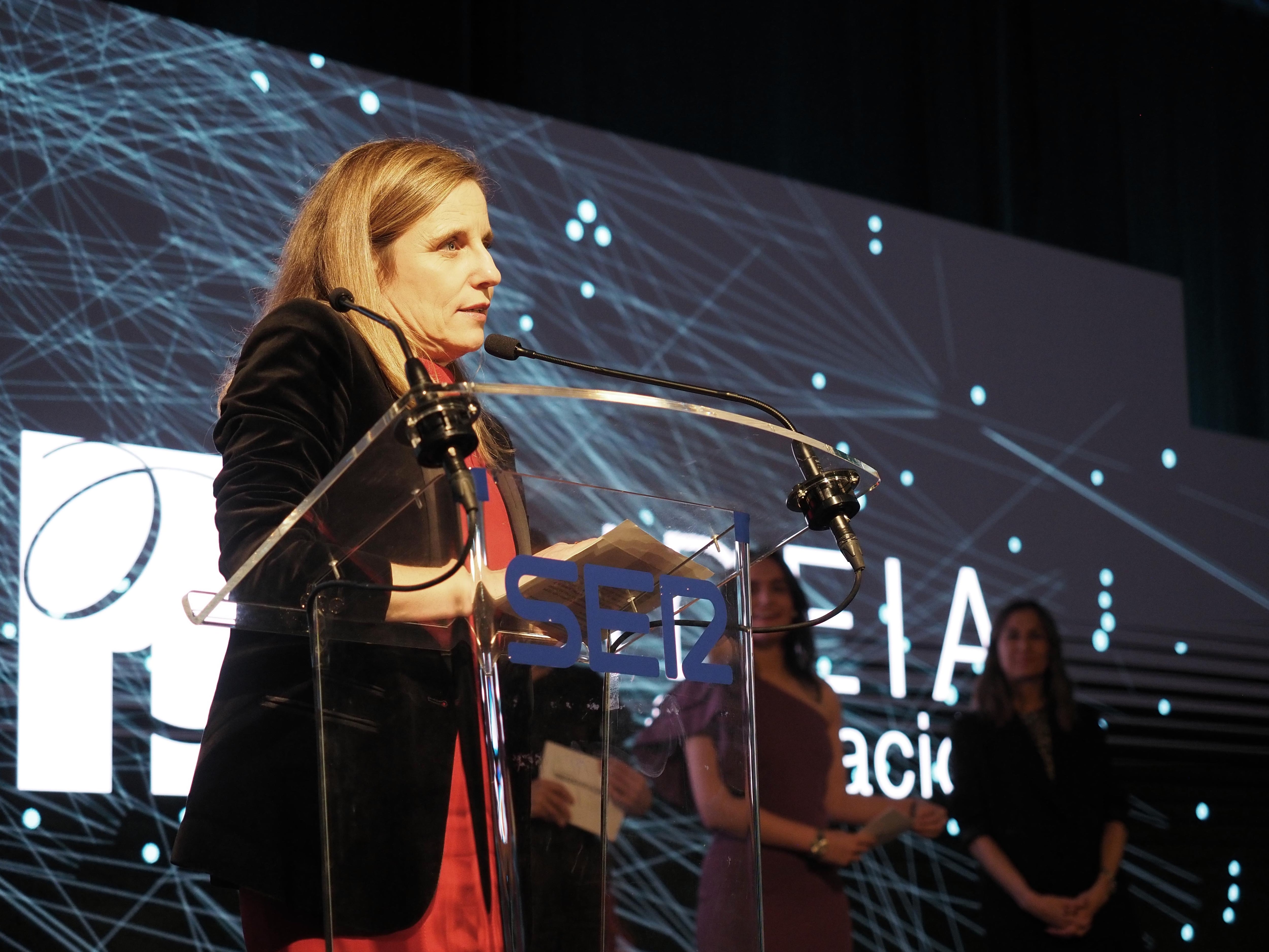 María Cotón, secretaría del patronato de la Fundación Paideia Galiza, agradeciendo el premio