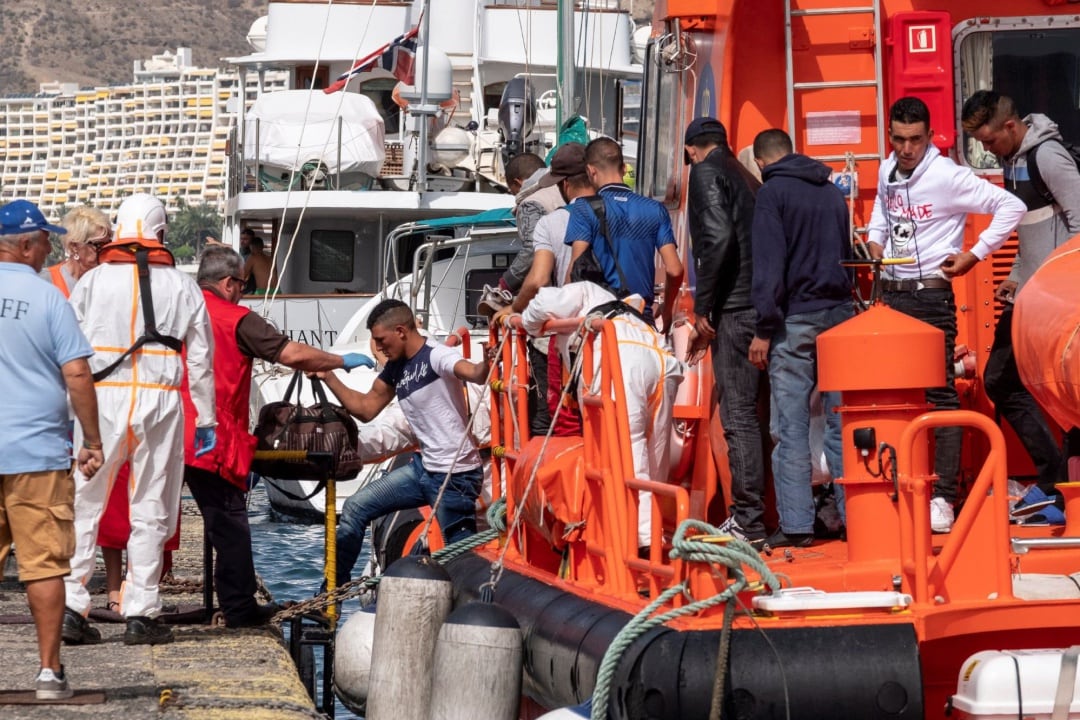 Los servicios de emergencia han trasladado este lunes al muelle de Arguineguín, al suroeste de Gran Canaria a 37 inmigrantes subsaharianos y magrebíes, entre ellos cinco bebés y dos mujeres embarazadas, que viajan en dos pateras localizadas cerca de la isla.