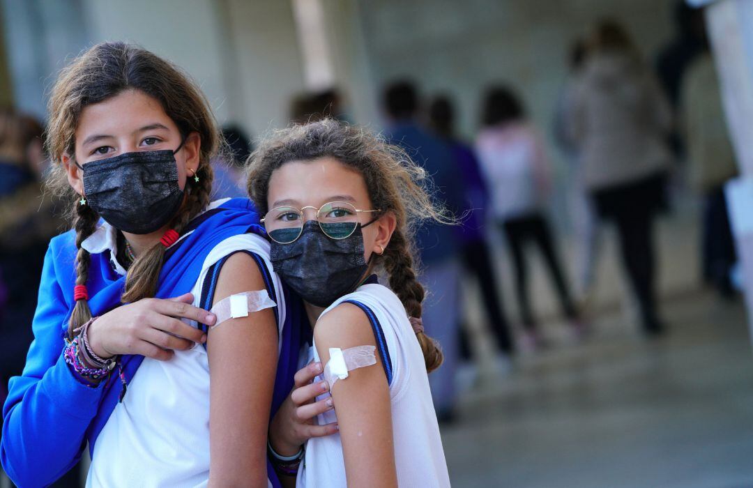 Dos niñas reciben la vacuna contra el Covid-19