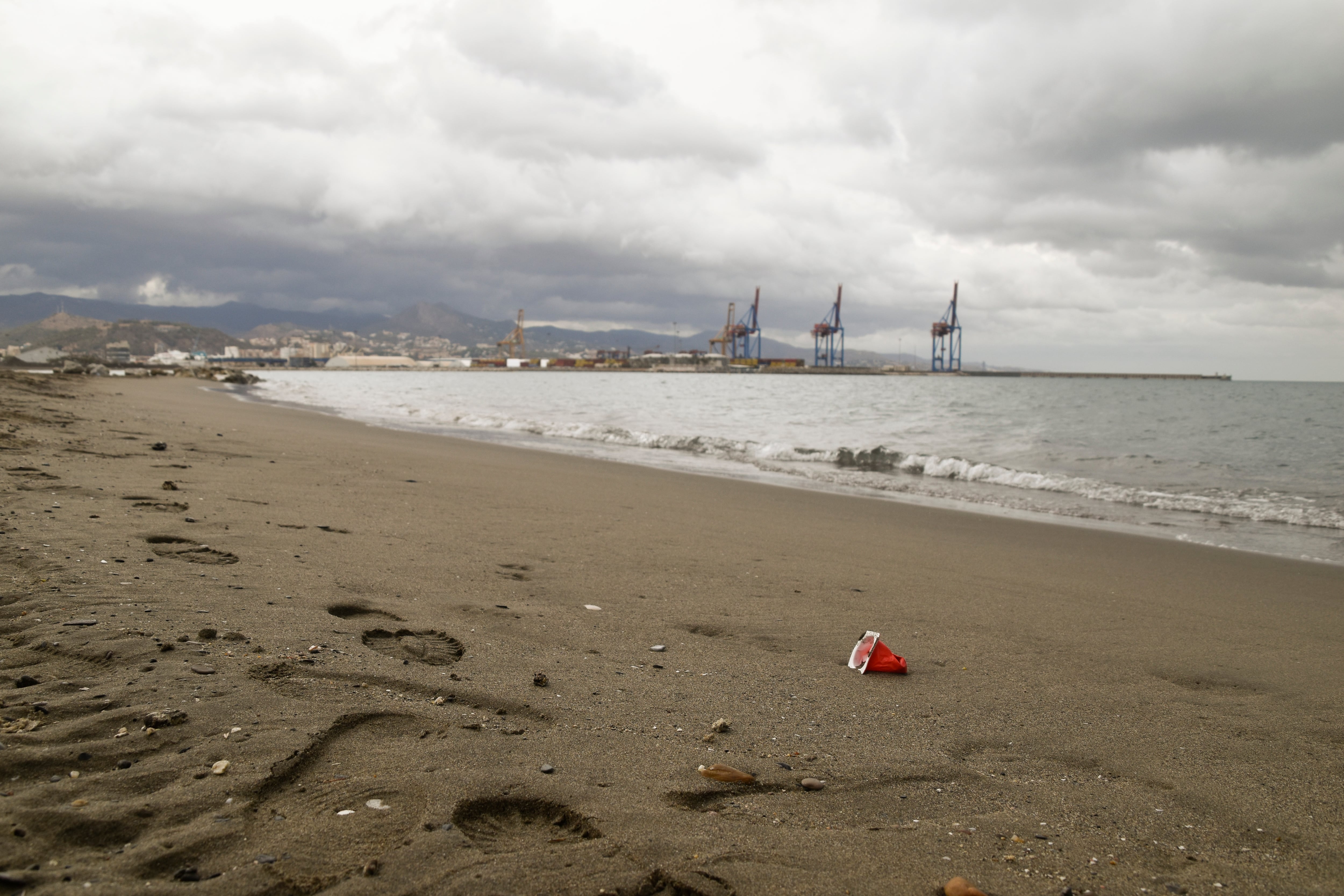 MÁLAGA, 20/01/2024.- Vista de un envase de plástico cerca de la orilla del mar en una playa de Málaga. La reciente llegada de pélets a las costas españolas es solo la punta del iceberg del &quot;sumidero de plástico&quot; en que se ha convertido el mar, ecosistema que acumula cada año más y más toneladas de este material por el incremento de su consumo y la mala gestión de sus vertidos, aseguran los expertos consultados por EFE. EFE/Irene Martín Morales
