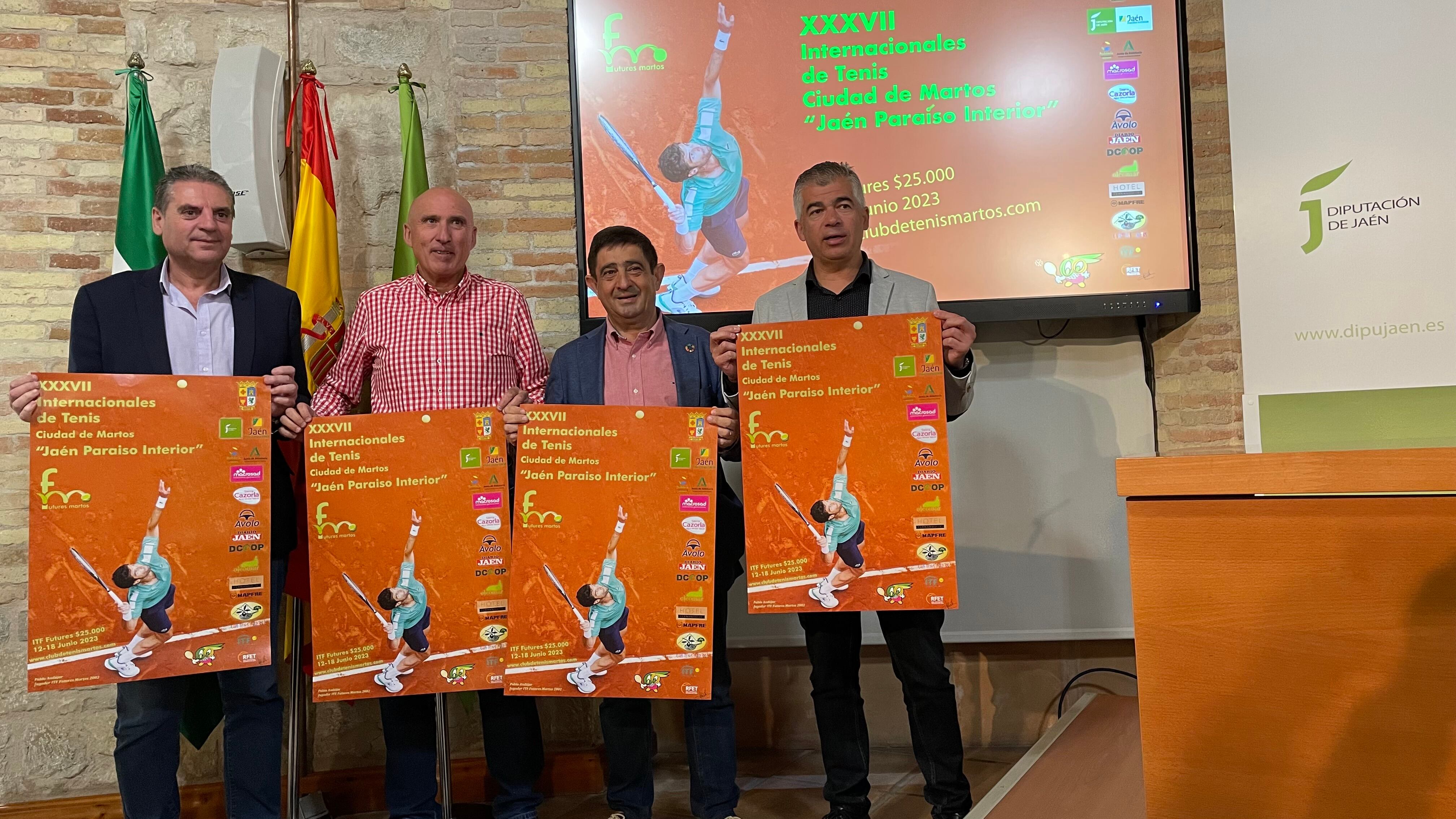 Momento de la presentación con Ángel Vera. Diputado de deportes, Alejandro Rodríguez, presidente del club organizador; Francisco Reyes, presidente de la Diputación el el alcalde de <Martos Emilio Torres