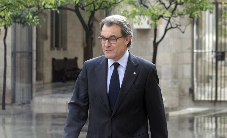 GRA204. BARCELONA, 27/10/2015.- El presidente en funciones de la Generalitat, Artur Mas, se dirige a la reunión semanal del gobierno catalán, la primera tras la sesión constitutiva del nuevo Parlament surgido del 27S, a la espera de las negociaciones entr