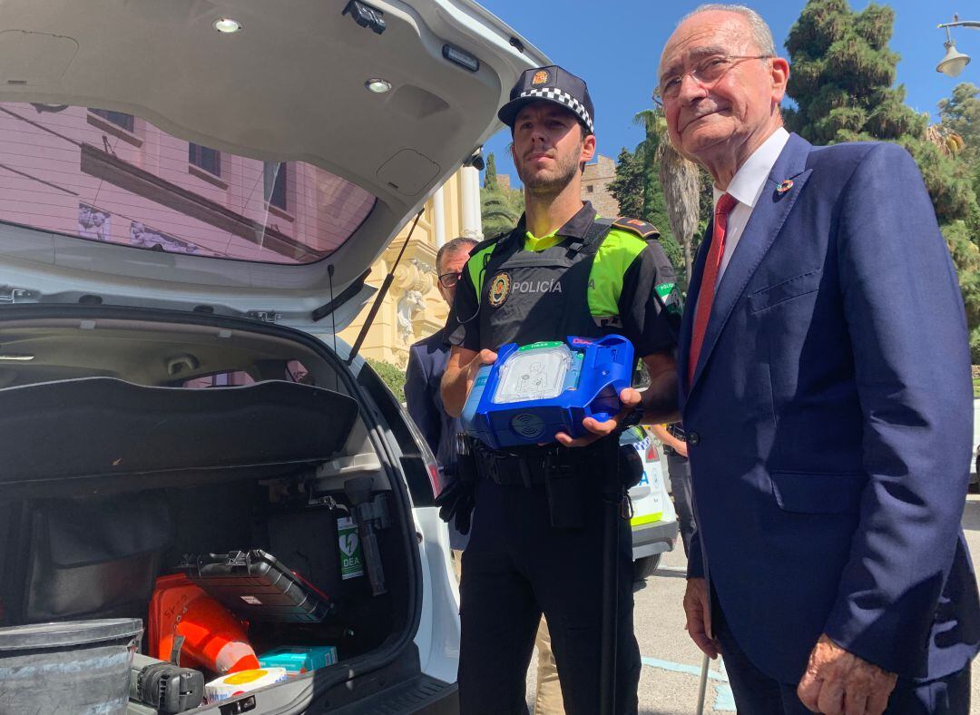 El alcalde, Francisco de la Torre, en la presentación de los 25 desfibriladores que se han entregado a la Policía Local