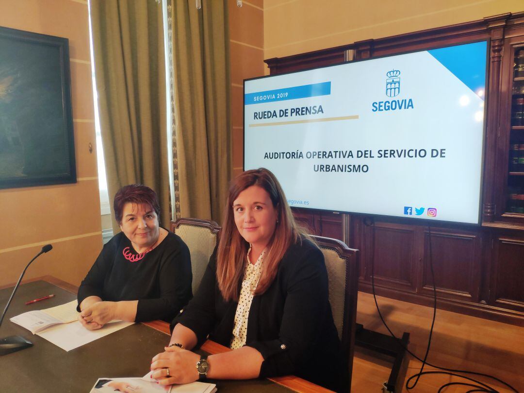 Clara Luquero y Clara Martín durante la presentación de la auditoría operativa del servicio