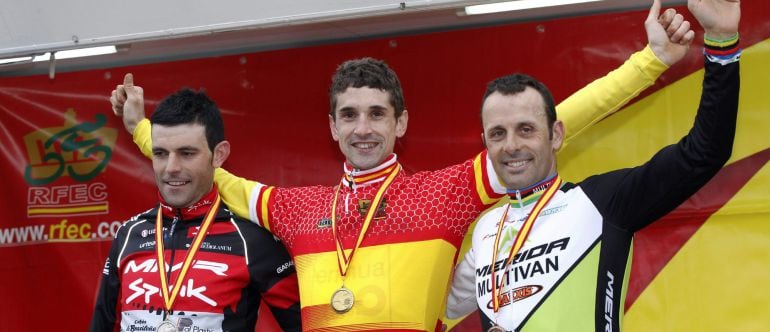 GRA226. GIJÓN, 11/01/2015.- El vasco Aitor Hernández (c), en el podio tras proclamarse hoy campeón de España de ciclocross, por delante de su compañero Javier Ruíz de Larrinaga (i), segundo, y del catalán José Antonio Hermida (d), tercero, en una carrera en la que tomaron parte 70 corredores en el circuito ubicado en el parque de Los Pericones de Gijón, durante la tercera y última jornada del Campeonato de España de Ciclocross. EFE/Alberto Morante