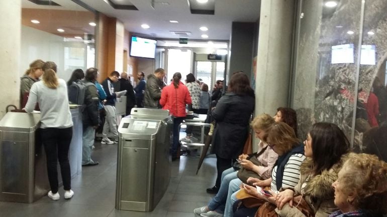 Beneficiarios de la ayuda al alquiler en el hall de la Consejería de Vivienda 