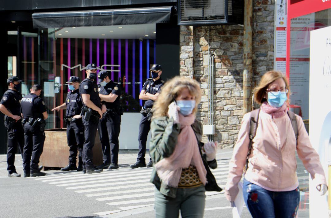 Visitants francesos aquest matí al Pas de la Casa amb un fort dispositiu policial per evitar aglomeracions.