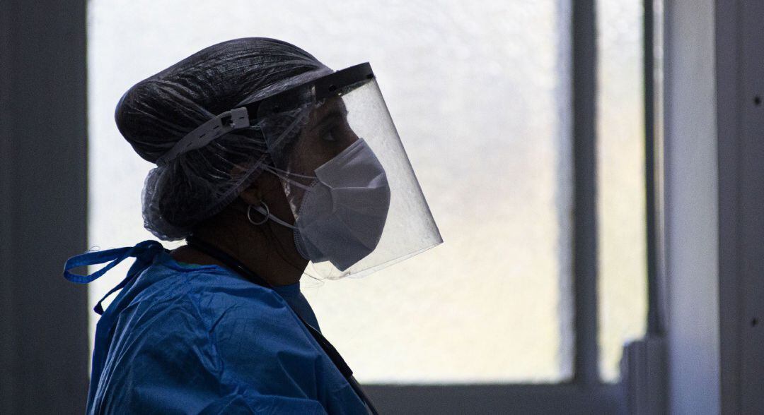 Una trabajadora sanitaria con protección frente al coronavirus.