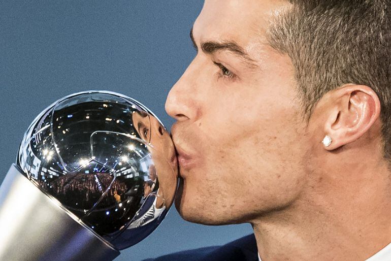  El futbolista portugués Cristiano Ronaldo besa su trofeo a Mejor Jugador Masculino del Año 2016 durante la gala &#039;The Best&#039;, la fiesta en la que la FIFA premia a los mejores profesionales del fútbol mundial, en Zúrich (Suiza) hoy, 9 de enero de 2017. EFE/