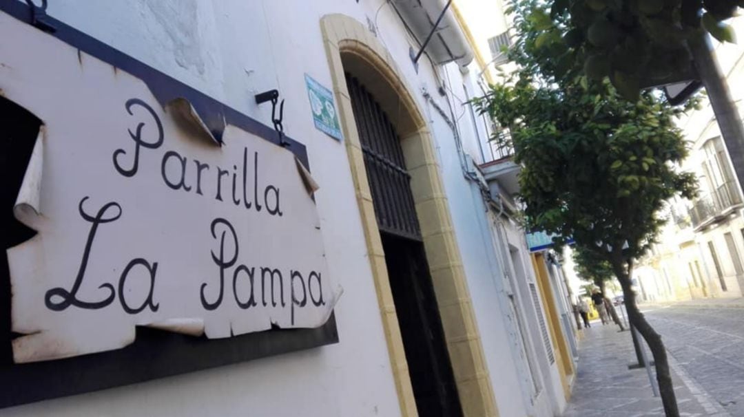 Entrada a la Parrilla La Pampa en la calle Guadalete