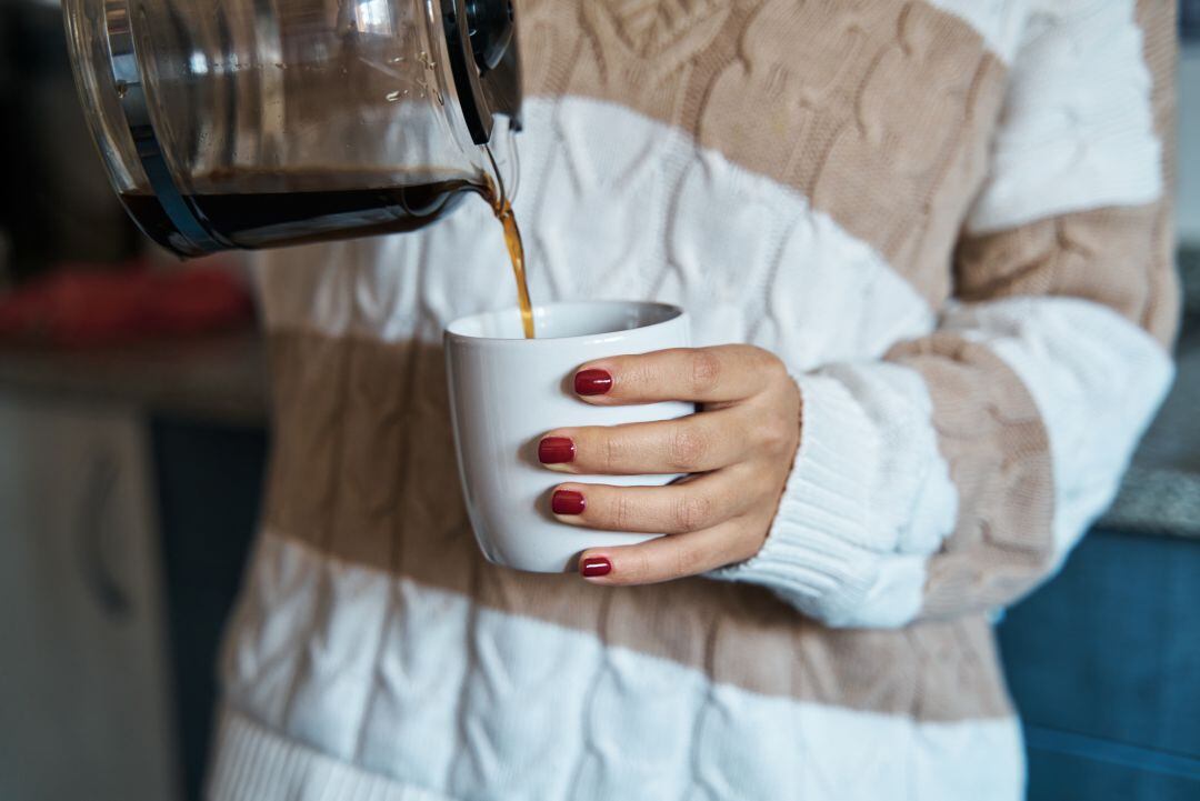 La mayoría de recomendaciones establecen que dosis bajas y moderadas de cafeína pueden ayudarnos a mejorar los niveles de activación sin consecuencias