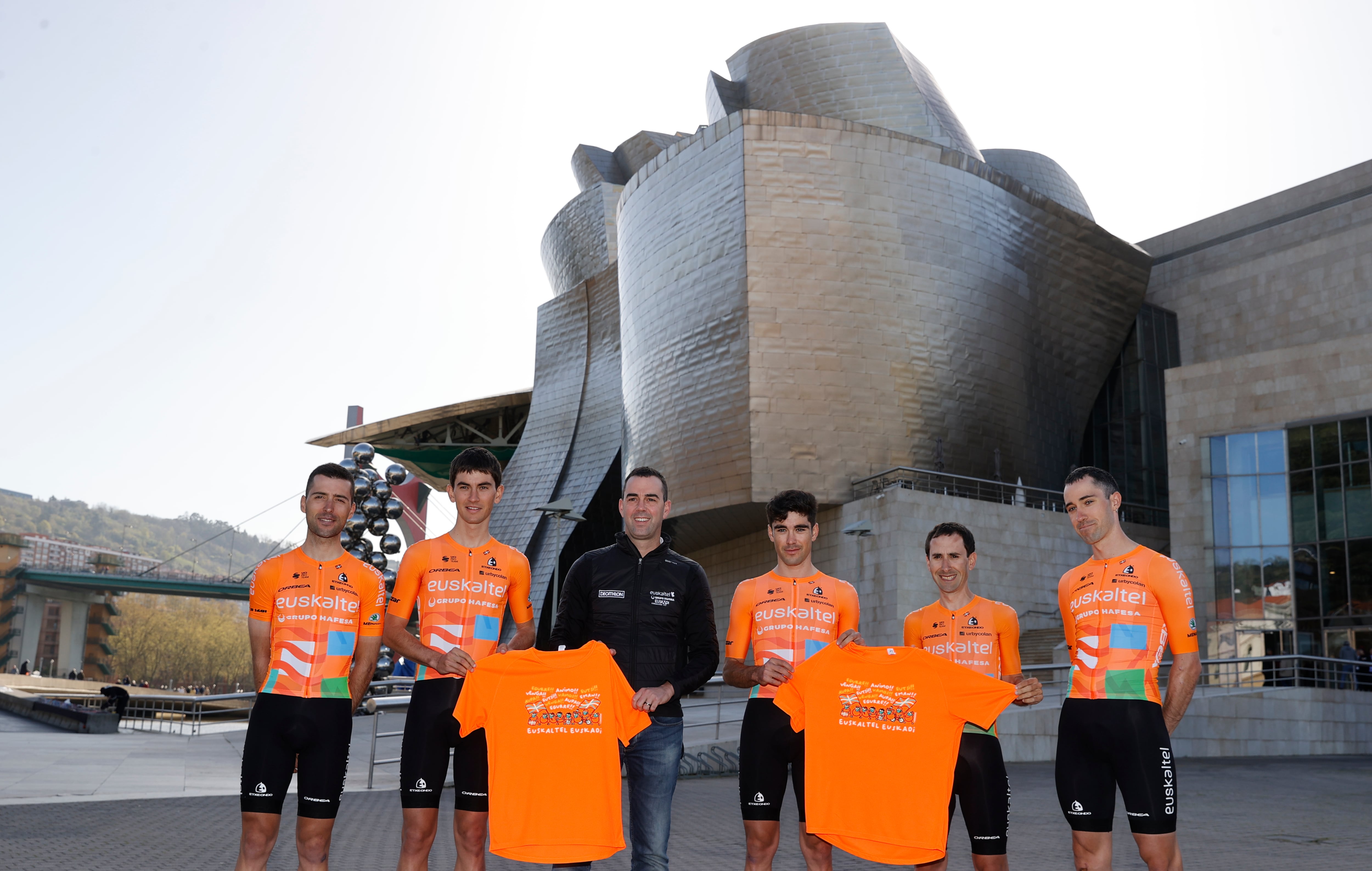 Parte de los corredores del equipo del Euskaltel-Euskadi que disputará la Itzulia Basque Country junto con la nueva camiseta de la marea naranja este martes en su presentación. EFE/Luis Tejido