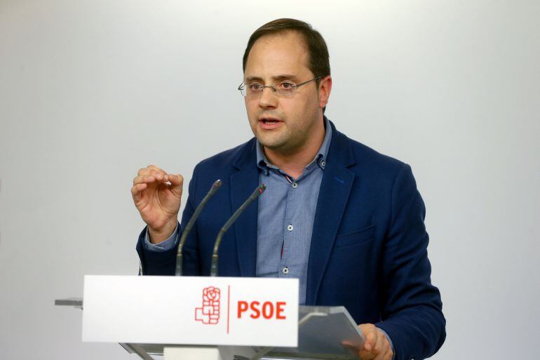 El secretario de Organización del PSOE, César Luena, durante una rueda de prensa 