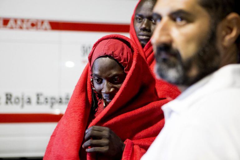 Una de las inmigrantes rescatadas esta tarde por una patrullera de la Armada Española, cuando navegaban en una patera a unas 66 millas al suroeste de Motril, a su llegada esta noche al puerto granadino. 