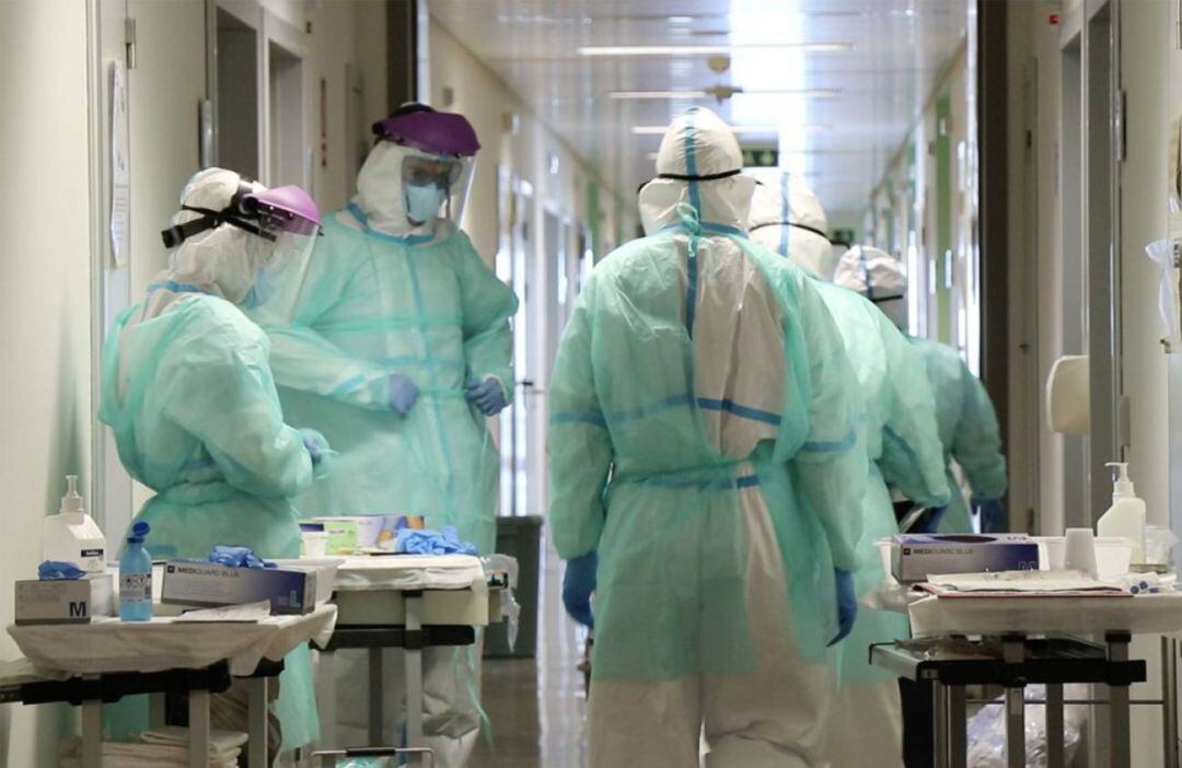 Imagen de archivo de los profesionales sanitarios en las áreas de pacientes con Covid-19 
