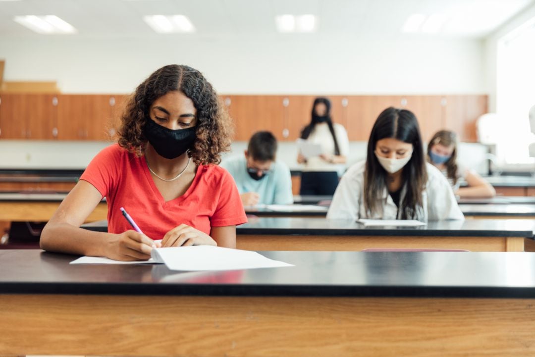 Estudiantes realizando un examen con mascarilla 