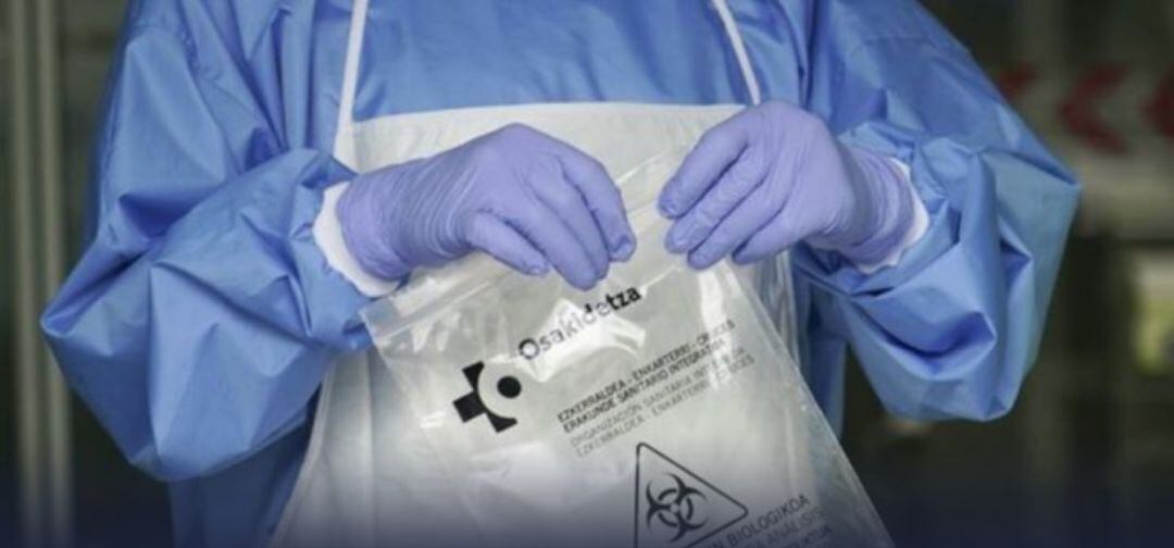 Personal sanitario con una muestra para realizar un test rápido por covid-19