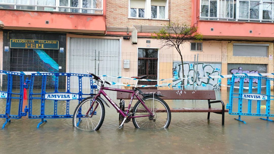 El agua ha entrado en varios portales de la calle La Presa de Abetxuko
