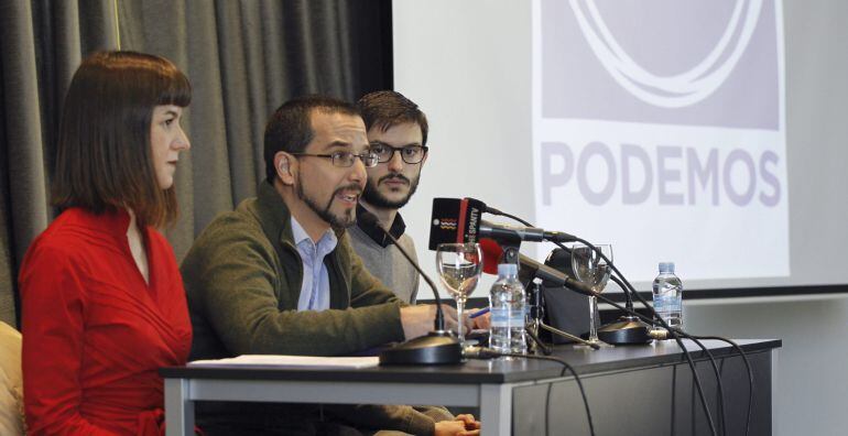 GRA029 MADRID, 02/01/2015.- El secretario de Organización de Podemos, Sergio Pascual (c), acompañado por los responsables del Consejo Ciudadano estatal de Extensión y Círculos, Miguel Bermejo y Lucía Ayala, durante la presentación hoy en Madrid de los res