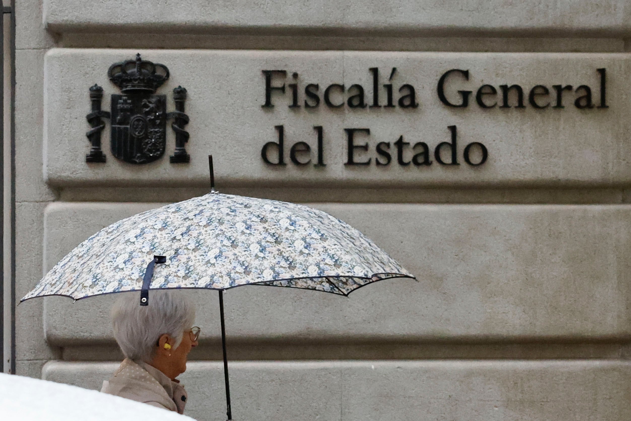 La ex fiscal general del Estado María José Segarra llega a la sede de la Fiscalía General del Estado este jueves.