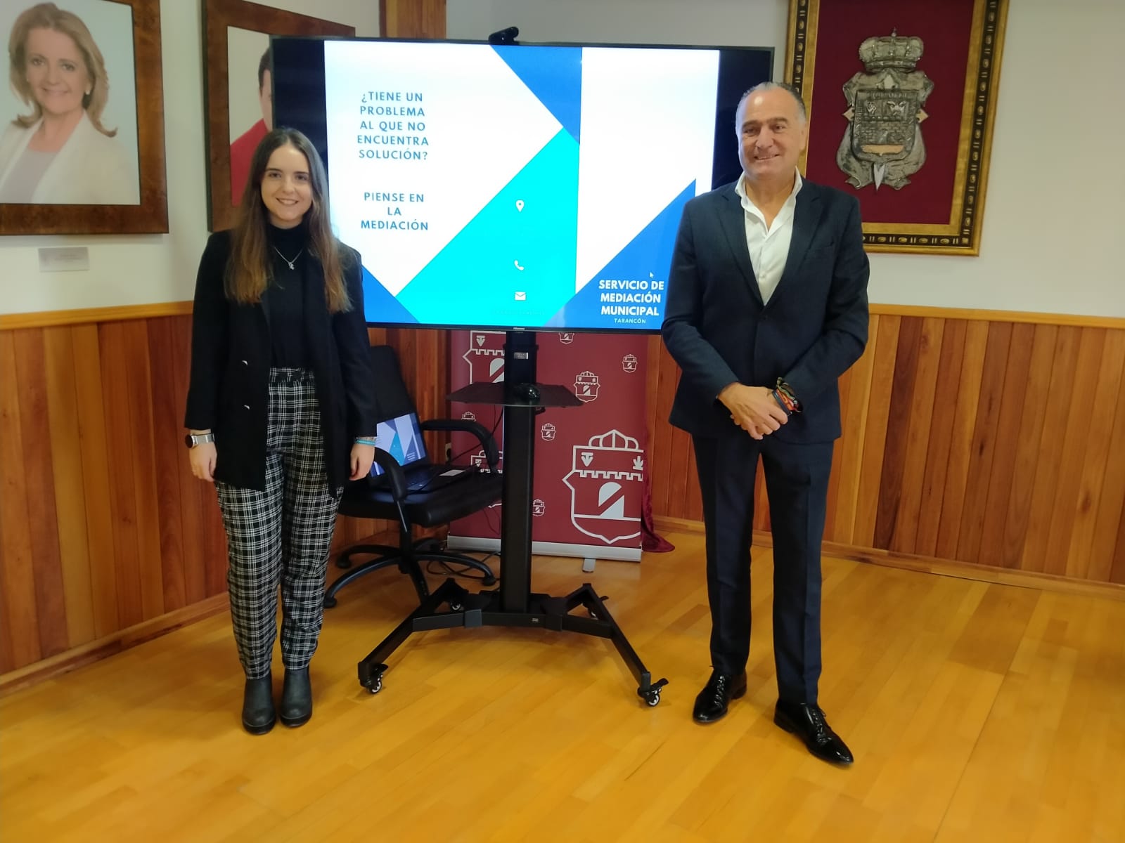 Ana Delgado, respondable del servicio de Mediación del Ayuntamiento de Tarancón, con su alcalde, José Manuel López Carrizo.