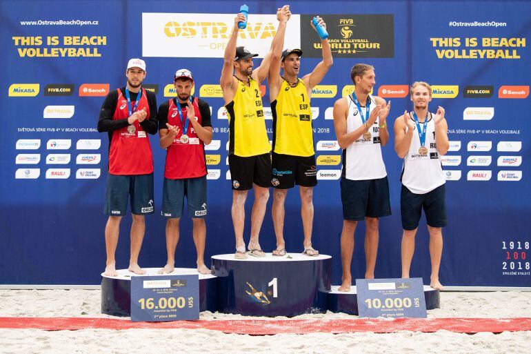 Adrián Gavira y Pablo Herra en el podium del abierto de Ostrava de Voley Playa.