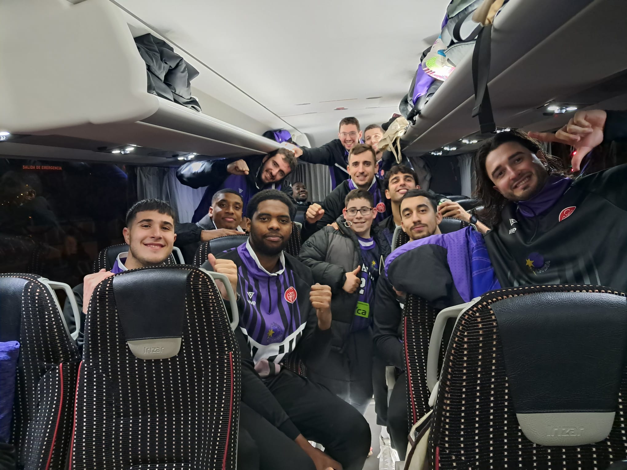 Los jugadores celebran en el bus de vuelta