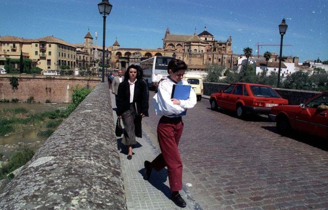 Imagen del Puente Romano con tráfico rodado en 1991.