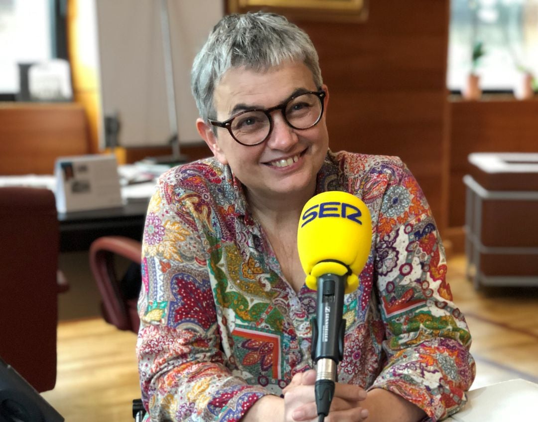 La alcaldesa de Gijón, Ana González, durante la entrevista en la SER