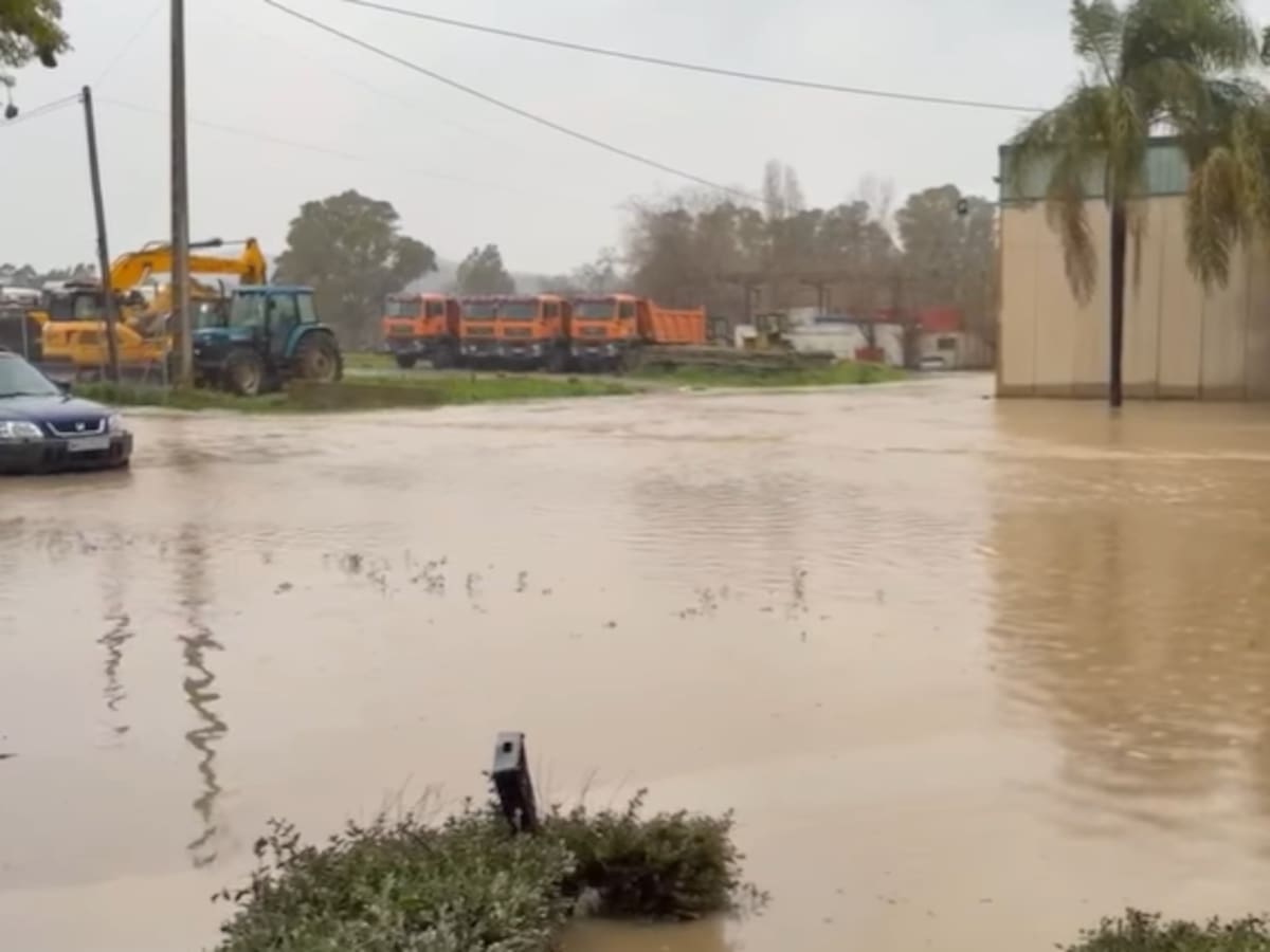 El desbordamiento del río Guadiaro obliga al desalojo de 20 personas en El Secadero y corta la luz y la cobertura móvil