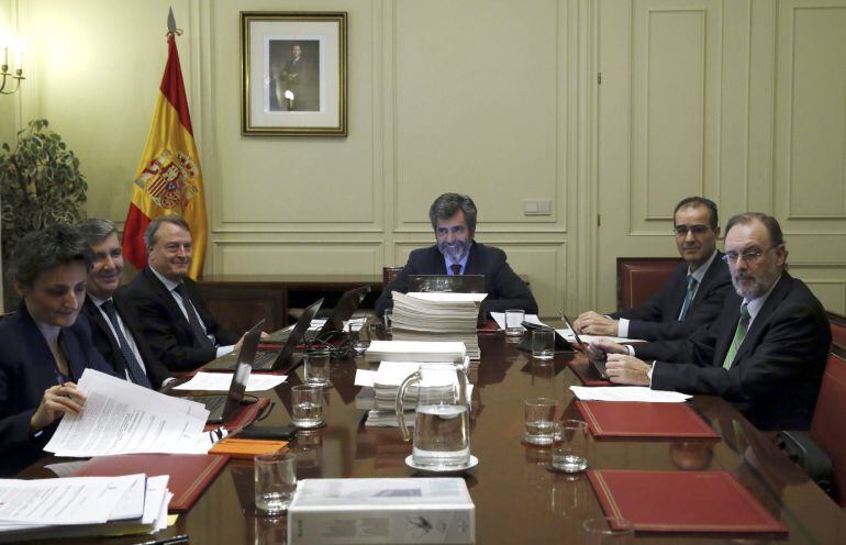 GRA252. MADRID, 09/12/2014.- Reunión de la Comisión Permanente del Consejo General del Poder judicial a la que han asistido (de izda. a dcha.) los vocales, María del Mar Cabrejas, Juan Manuel Fernández, Gerardo Martínez Tristán, el presidente, Carlos Lesm