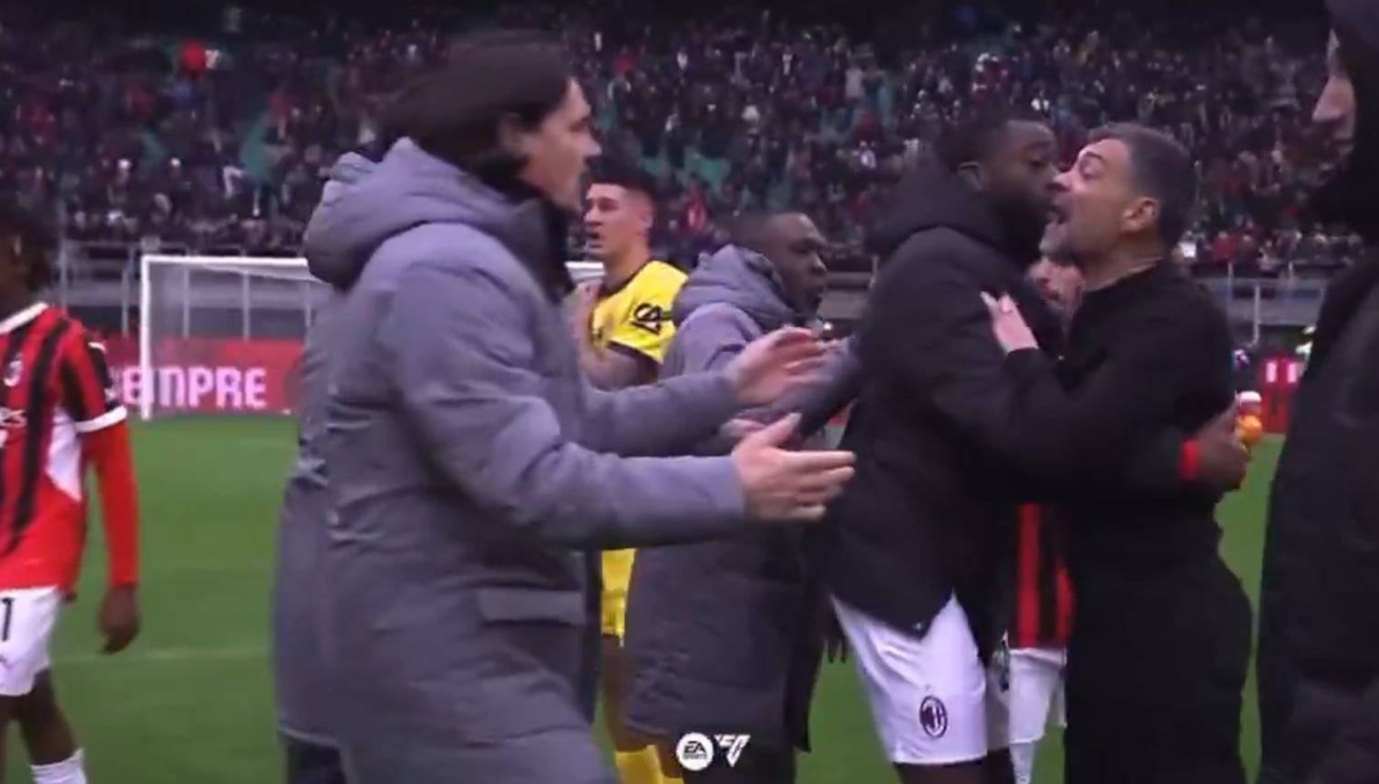 Sergio Conceiçao, entrenador del Milan, se encara con uno de sus jugadores tras el Milan-Parma