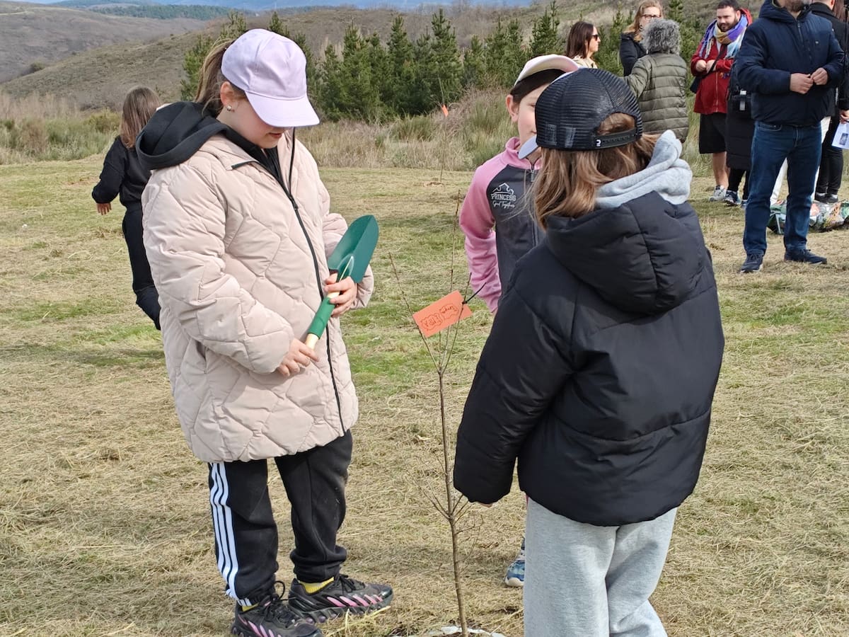 Escolares de Ponferrada plantan árboles autóctonos en San Cristóbal de Valdueza