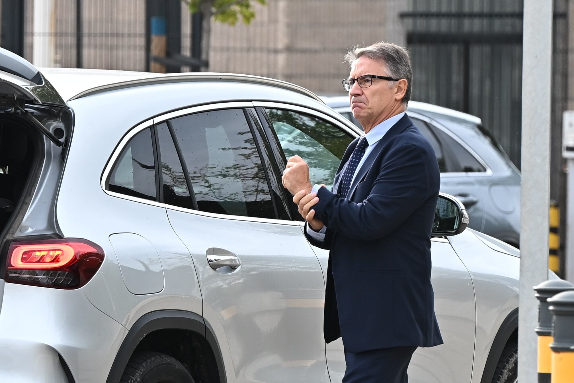 SAN FERNANDO DE HENARES (MADRID), 24/09/2024.- El exconsejero valenciano y ex delegado del Gobierno Serafín Castellano a su llegada al juicio en la Audiencia Nacional contra él y otros 16 acusados de alterar presuntamente la adjudicación de contratos, este martes en San Fernando de Henares, Madrid. EFE/ Fernando Villar
