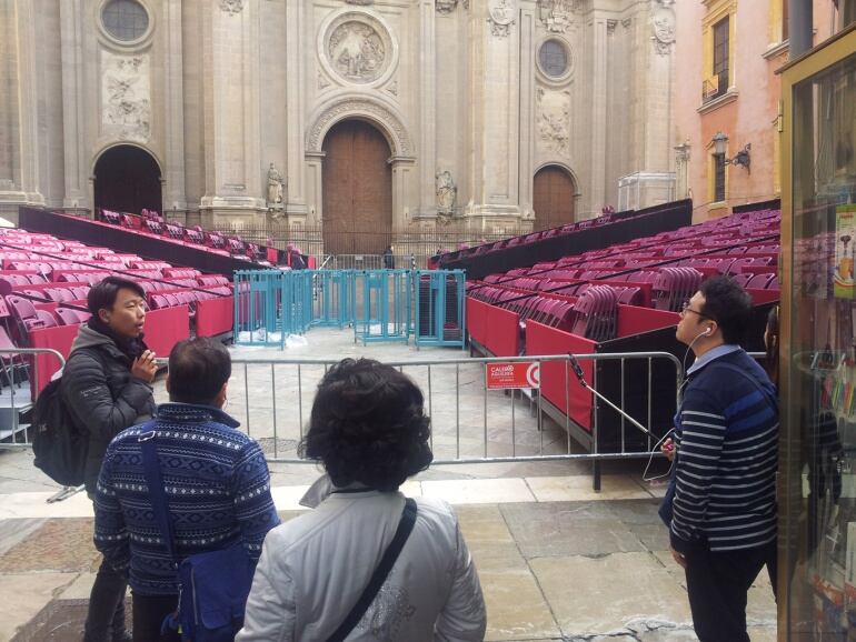 Turistas ante las tribunas de Semana Santa de la Plaza de las Pasiegas de Granada