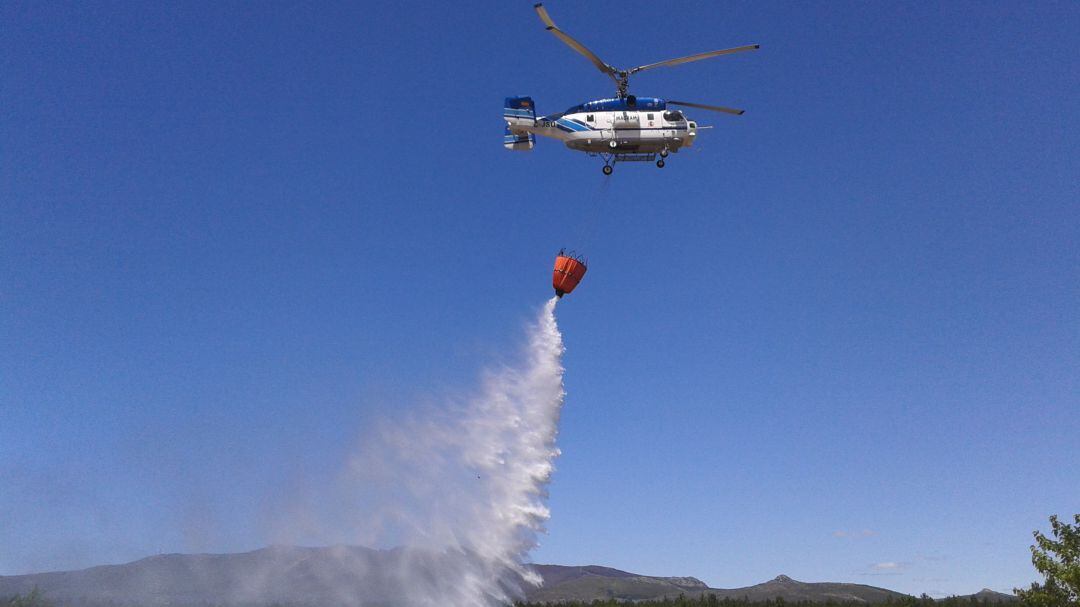 Helicóptero Kamov realizando una descarga en un incendio forestal