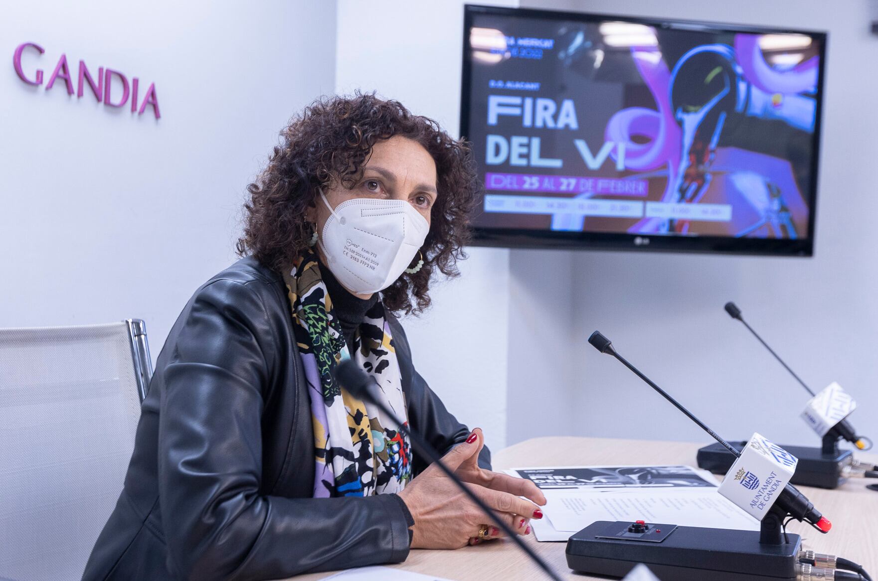 Vicenta Ferrer, regidora de Polítiques Econòmiques i Comerç, presentant la Fira del Vi a Gandia.