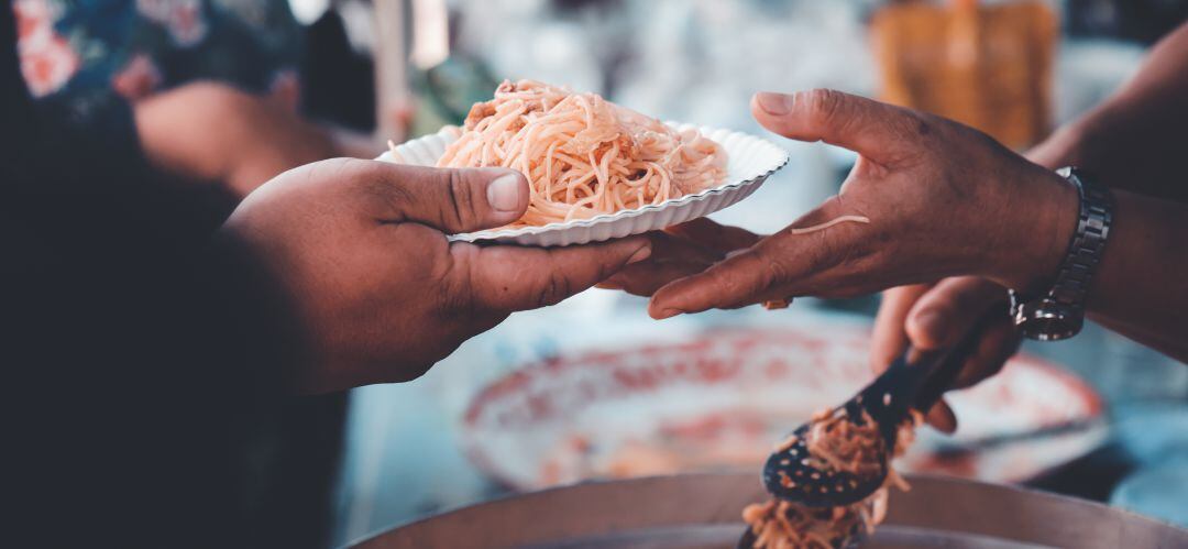 Los comedores sociales de Fuenlabrada y Leganés no dejarán de prestar sus servicios, aunque sólo ofecerán comida fría para llevar.